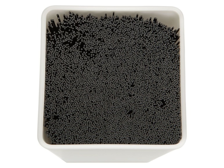 Ein weißer Halter mit einem schwarzen Schleifstreifen zum Schärfen von Messern.