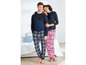Ein Mann und eine Frau in passenden karierten Pyjamas