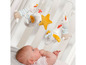 Ein Baby betrachtet ein Mobile mit Elefanten, Giraffen und einem Stern.
