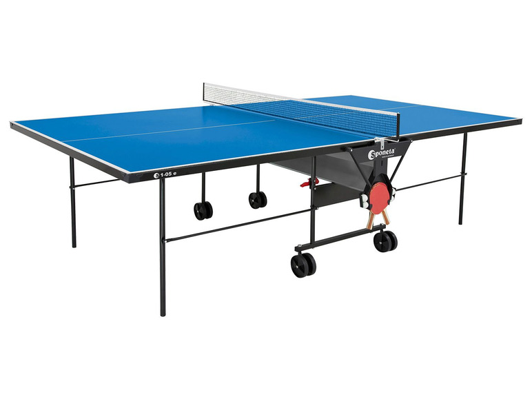Ein blauer Tischtennistisch mit Netz und Rollen, der Marke Sponeta.