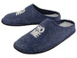 Zwei Paar blaue Hausschuhe mit dem Schriftzug 'Home'