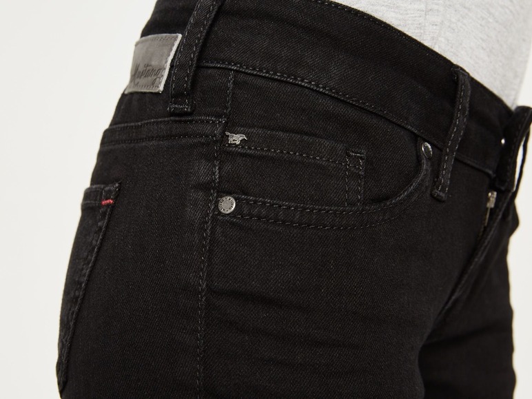 Nahaufnahme einer schwarzen Mustang Jeans mit einer Tasche.