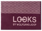 Ein dunkelrotes Handtuch mit geometrischem Muster und dem Logo von LOOKS by Wolfgang Joop.