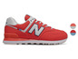 Rote New Balance Sneaker mit weißer Sohle.