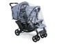 Ein Chic4Baby Doppelkinderwagen mit einer durchsichtigen Regenhaube.