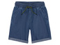 Eine blaue Jeans-Shorts mit Gummizug und Kordelzug.