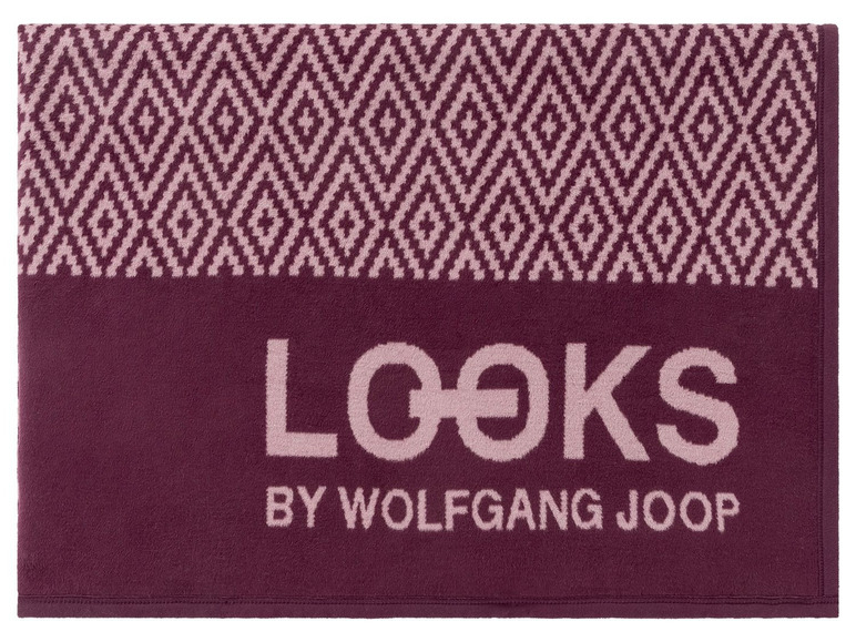 Ein dunkelrotes Frotteehandtuch von Looks by Wolfgang Joop mit geometrischem Muster.