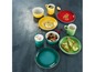 Le Creuset Geschirr mit bunten Schalen, Bechern und Tellern.