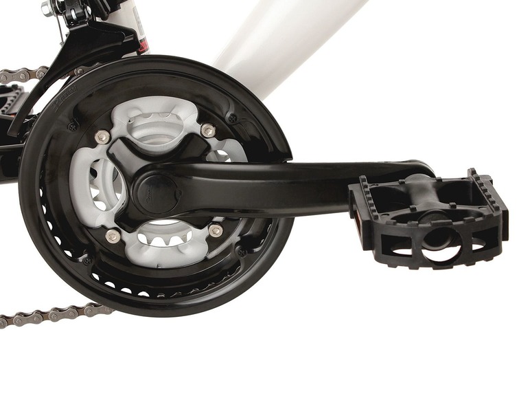 Nahaufnahme eines Fahrrads mit Kette, Kurbel und Pedal.