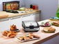 Eine Tefal Snack Collection Kontaktgrill mit verschiedenen Snacks, wie Waffeln, Pfannkuchen und Sandwiches.