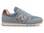 Ein Paar hellblaue New Balance Sneaker mit rosafarbenen Details.