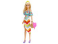Barbie Puppe mit Sommerkleid und Strandtasche.