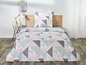 Bettwäsche mit geometrischem Muster in Rosa, Grau und Blau.