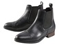 Zwei schwarze Chelsea Boots mit perforiertem Detail.