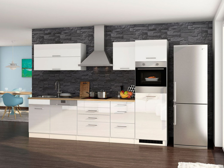 Moderne weiße Küche mit Einbaugeräten, darunter Backofen, Geschirrspüler und Kühlschrank.
