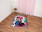 Ein rosa Teppich mit Minnie Mouse und tropischen Blättern.