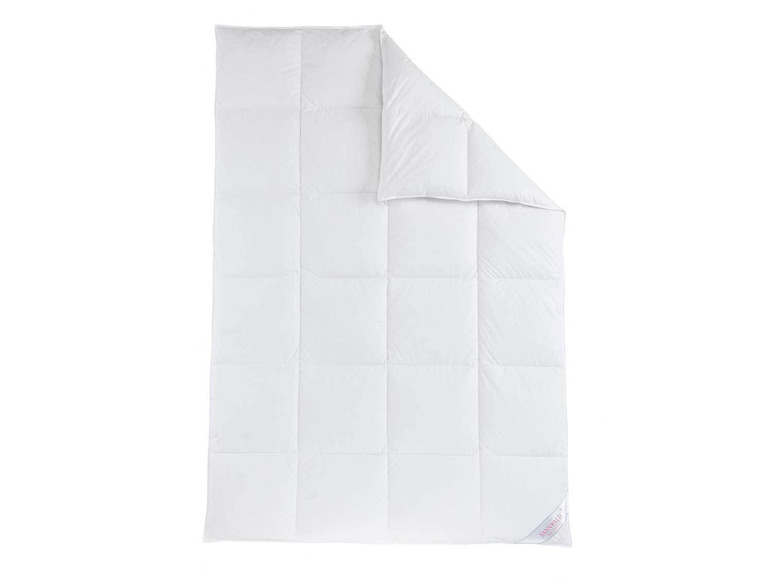 Weiße Daunendecke der Marke Sännelund.