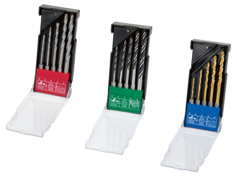 Drei Sätze Bohrer in Plastikverpackungen.