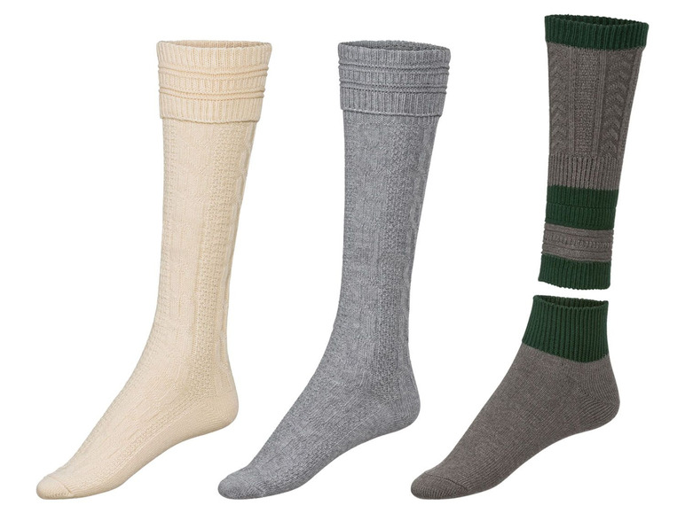 Drei Paar Stricksocken in Creme, Grau und Dunkelgrau mit grünen Akzenten.