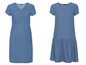Zwei blaue Jeanskleider, eines mit Tupfenmuster und eines mit Rüschen am Saum.