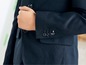 Ein dunkelblauer Blazer mit Knöpfen.