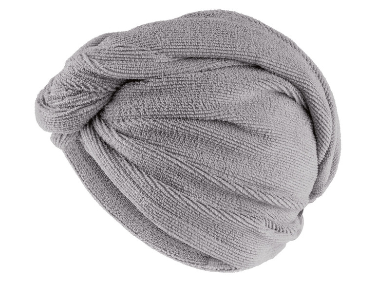 Ein graues Haarhandtuch mit Knoten, ideal zum schnellen Trocknen der Haare.