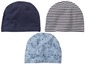 Drei Mützen: eine einfarbig dunkelblau, eine dunkelblau-weiß gestreift, eine mit einem Bären-Muster.