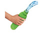 Eine grüne Wasserpistole, aus der Wasser spritzt.