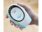 Ein Alecto DBX-85 ECO Babyphone in der Hand.