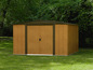 Ein Holzschuppen mit Doppeltüren im Garten.