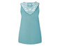 Ein hellblaues Tanktop mit Spitzenkragen.