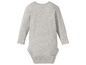 Ein grauer Baby Strampler mit langen Ärmeln.