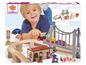 Eine Eichhorn Holz Eisenbahn mit Brücke, Bahnhof und Auto.