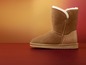 Braune Ugg-Stiefel aus Wildleder.