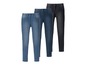 Drei Paar Jeans: zwei blaue und eine schwarze.