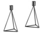 Zwei schwarze, dreieckige Kerzenständer.