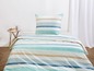 Eine gestreifte Bettdecke in Blau- und Türkistönen.