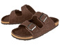 Zwei Paar braune Birkenstock Sandalen mit Schnallen.