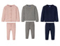 Drei Baby-Outfits mit rosa, grau und blauem Strickpullover und -hose.