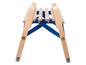 Ein Holzschlitten mit blauen Metallteilen.