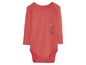 Ein rosafarbenes Baby-Body mit langen Ärmeln und einem Katzenmotiv.