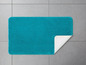 Eine türkisfarbene Badematte mit rutschfester Unterseite.