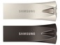 Zwei Samsung USB-Sticks in grau und schwarz.