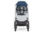 Ein Quiny Move Kinderwagen mit blauem Verdeck.