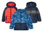 Drei Winterjacken für Jungen: eine mit Camouflage-Muster, eine rote und eine dunkelblaue.