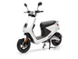 Ein weißer Elektro-Roller mit schwarzem Sitz.