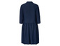 Ein dunkelblaues Kleid mit Dreiviertelärmeln.