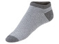 Graue Socken mit weißen Streifen.