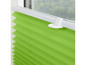Grüne Plissee-Rollos für ein Fenster.