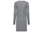 Ein graues Strickkleid.
